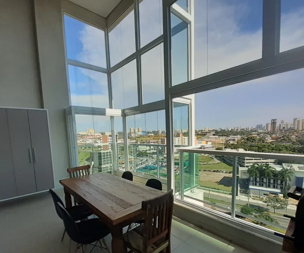 Sala integrada com sacada envidraçada