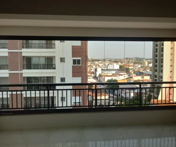 Sacada com vidros recolhidos na lateral